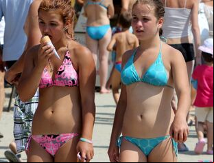 Jailbait swimsuit little girl sorgusuna uygun resimleri
